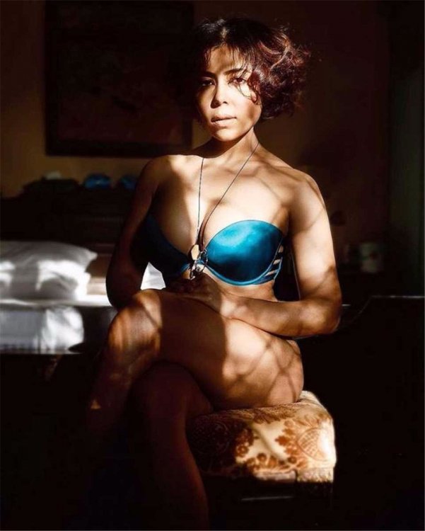farrah-kader-bold-photoshoot_1553145420180.jpg