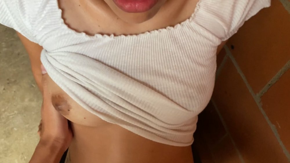She teases her neighbor and gets fucked while cleaning.mp4_snapshot_05.00_[2022.04.09_18.52.22].jpg