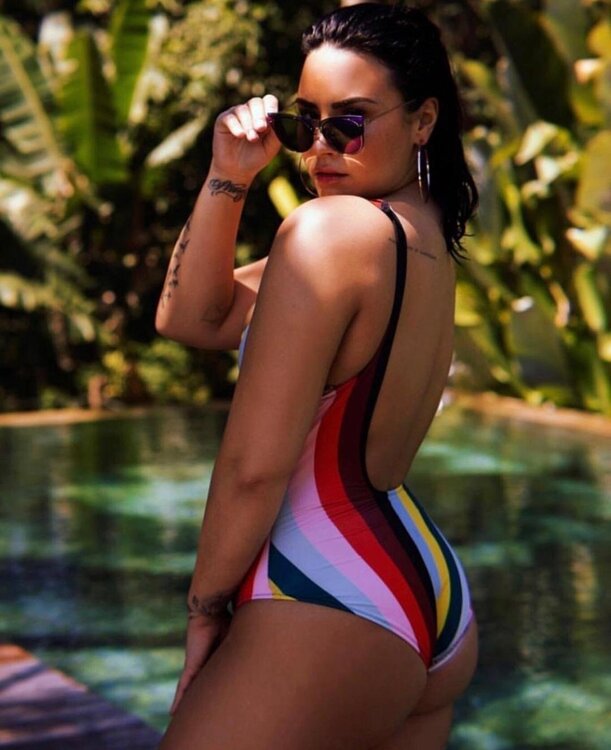 1450514921_DemiLovato41.thumb.jpg.101e961c11c5edc01ca10d6614097d08.jpg