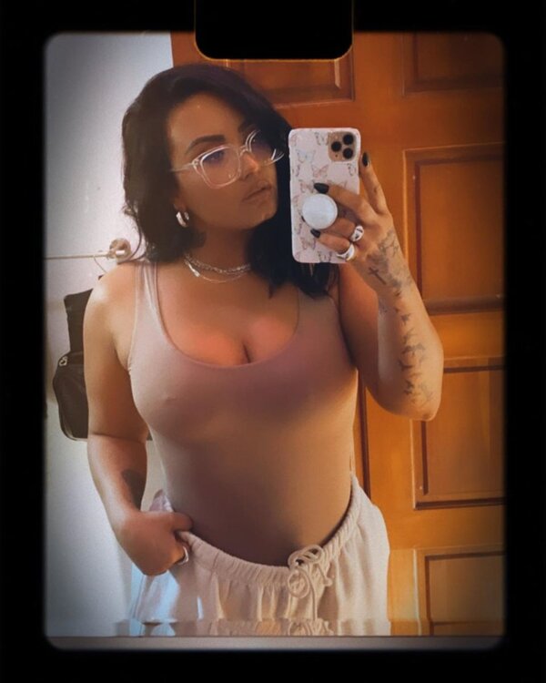276778317_DemiLovato34.thumb.jpg.08fa0cb016895ffd1cb15c45d5aa05a6.jpg