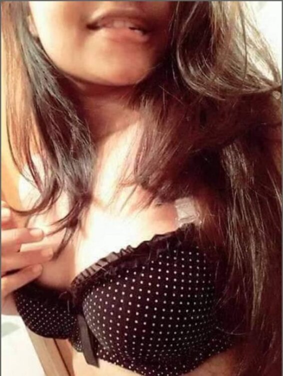 young-paki-girl-abroad-living-some-nude-selfie-17-750x993.jpg