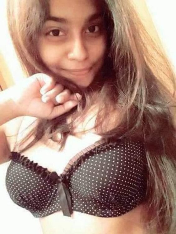 young-paki-girl-abroad-living-some-nude-selfie-18-750x993.jpg